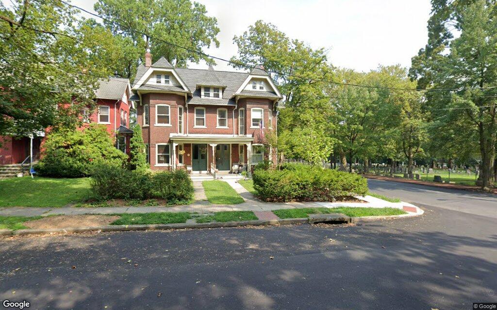 $825K, single-family house at 402 High Street 