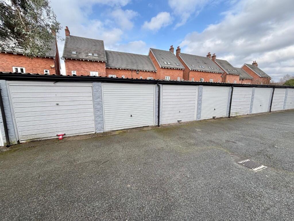 Tintern Court, Tintern Avenue
