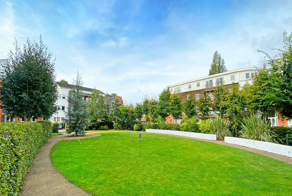 7 Romana Square