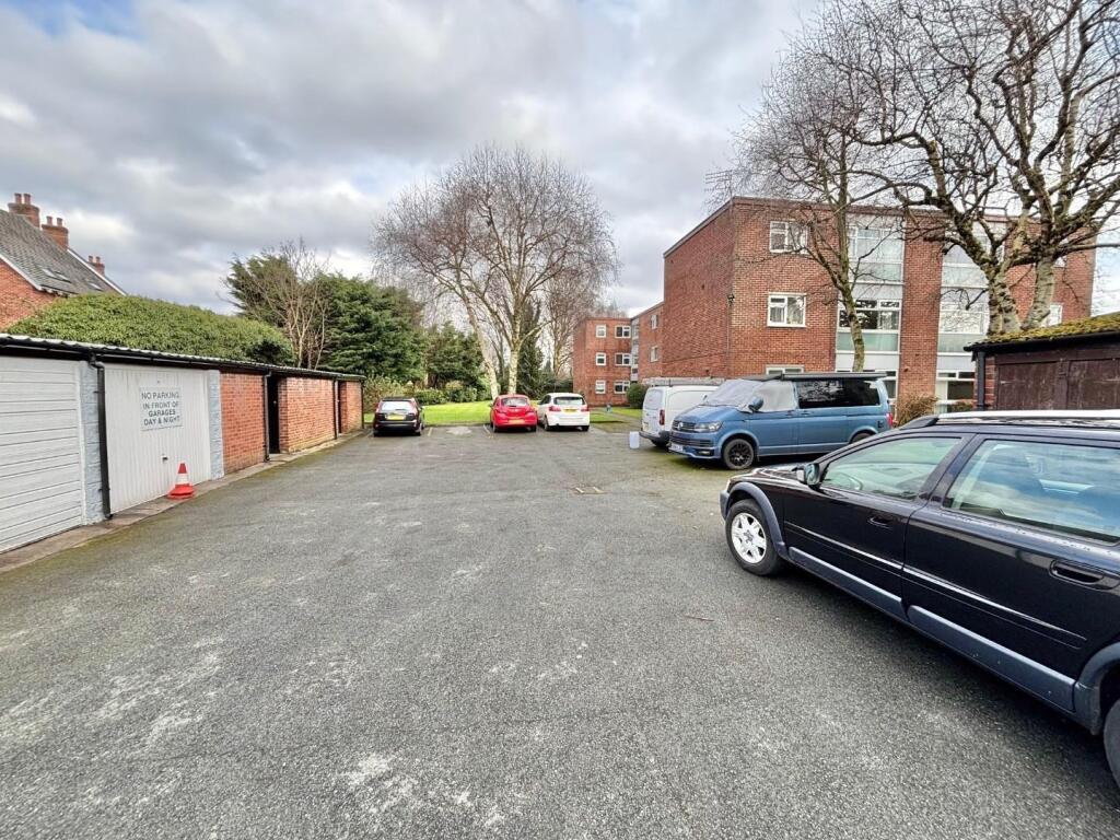 Tintern Court, Tintern Avenue