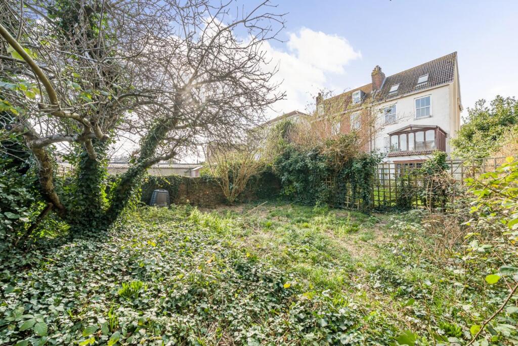 77 Victoria Road South