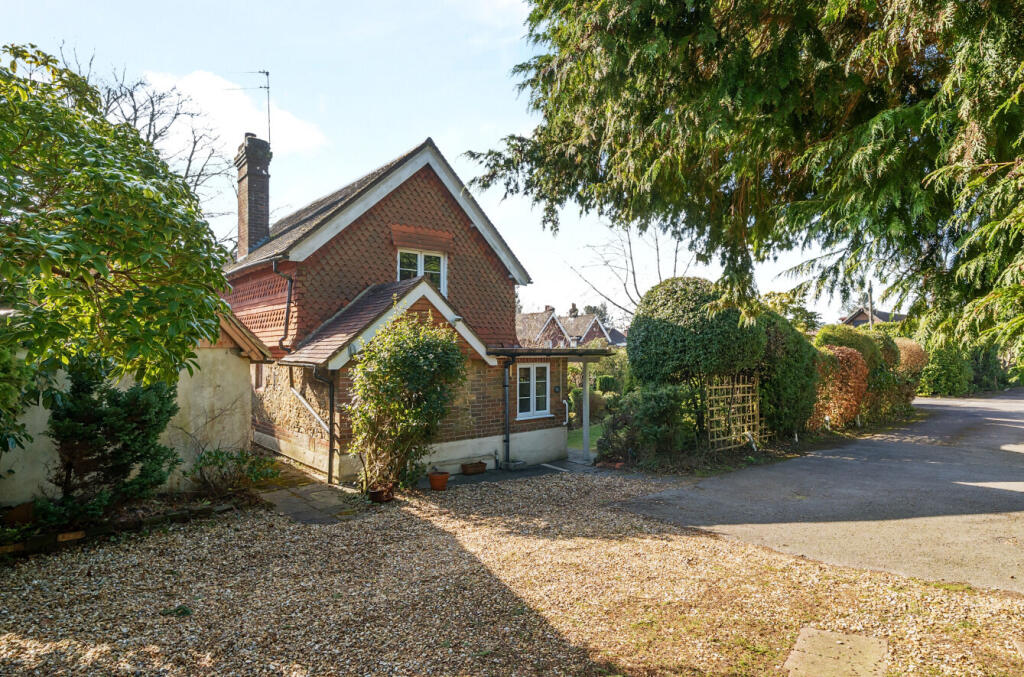 Aston Cottage, Crossways Road