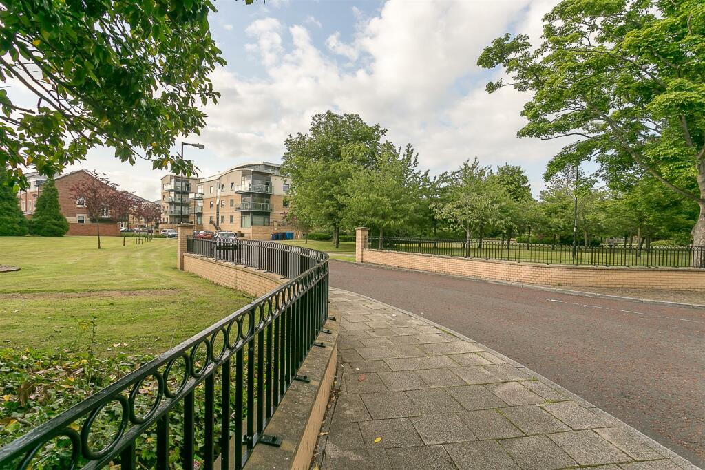 16 Grove Park Oval